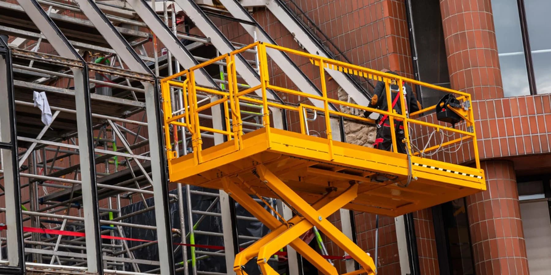 Arriendo de alza hombres y equipos de altura en Chile - CF Rental Arriendo de alza hombres y equipos de altura para construcción e industria en Chile