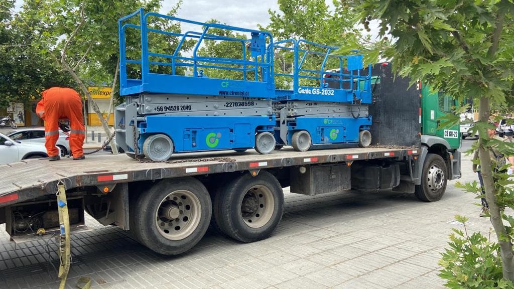 Entrega de plataformas tijera eléctricas Genie GS-2032 azules en obra en Chile Entrega de plataformas tijera eléctricas Genie GS-2032 azules en obra en Chile