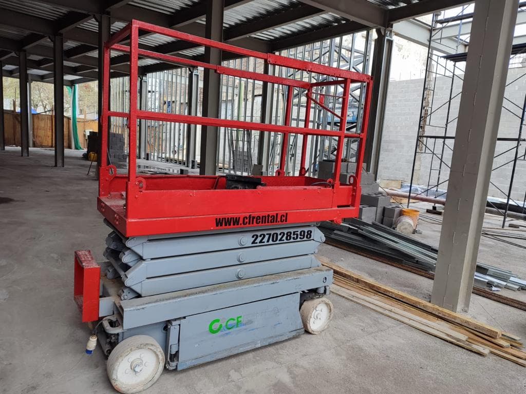 Plataforma tijera roja CF Rental en obra de construcción en Chile Plataforma tijera roja CF Rental en obra de construcción en Chile