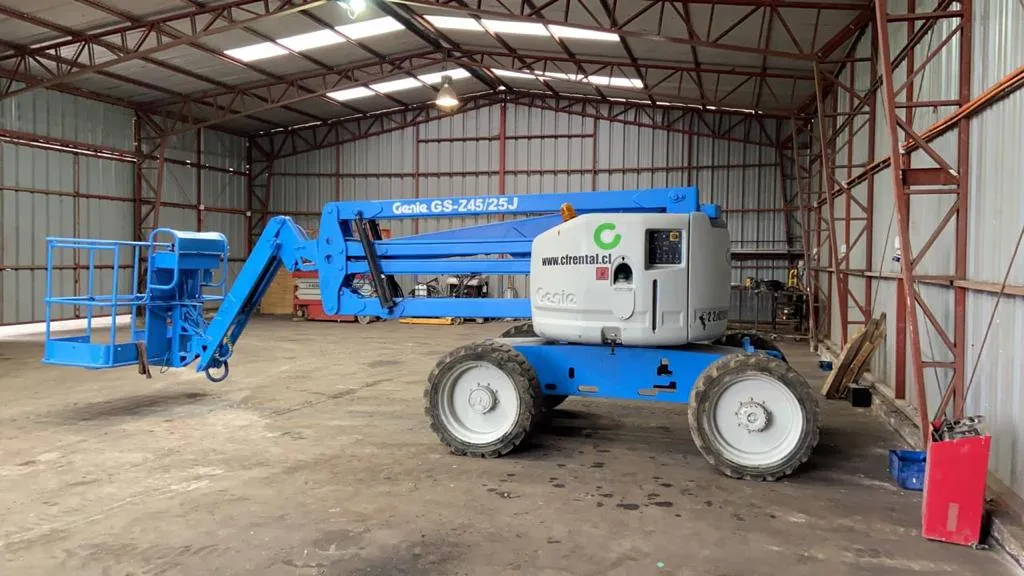 Plataforma de brazo articulado Genie GS-Z45/25J azul en bodega CF Rental Chile Plataforma de brazo articulado Genie GS-Z45/25J azul en bodega CF Rental Chile